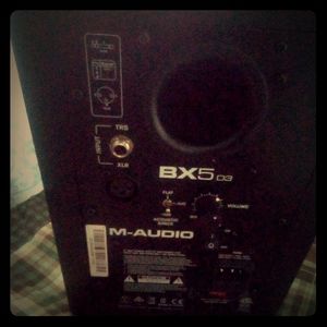 Bx5 M-Audio solo studio speaker